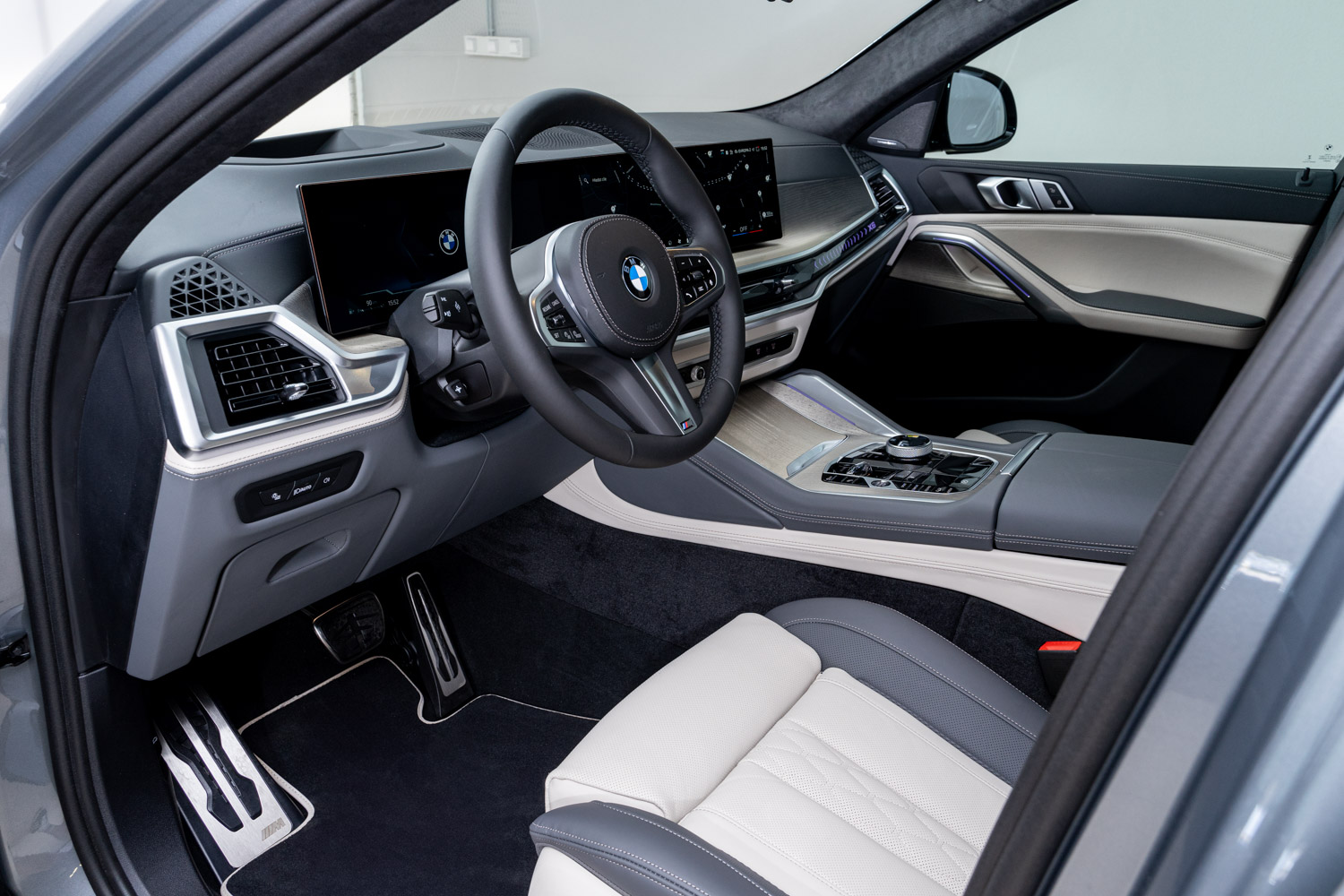 BMW X6 30d xDrive Mpaket | facelift | skladem | nové české auto | luxusní světlý interiér | super výbava | skvělá cena | ihned k předání | nákup online | AUTOiBUY.com